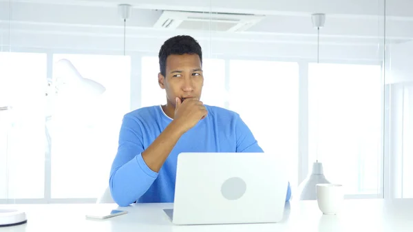 Afro-American Man tänka och arbeta på Laptop — Stockfoto