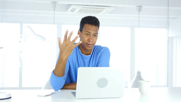 Afro-American Man arg på jobbet, reagerar till förlust — Stockfoto