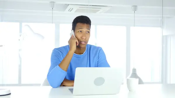 Hablando por teléfono, atendiendo llamadas en el trabajo —  Fotos de Stock