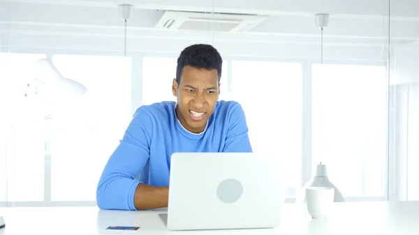 Afro-American Man reagerar misslyckas onlinetransaktion, betalning — Stockfoto