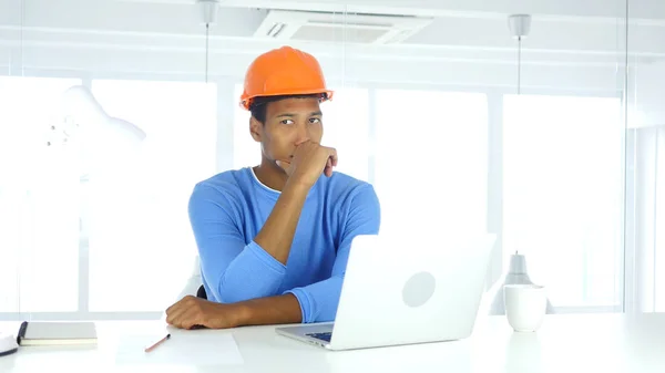 Ingeniero Afro-Americano Pensando y Trabajando en Portátil —  Fotos de Stock