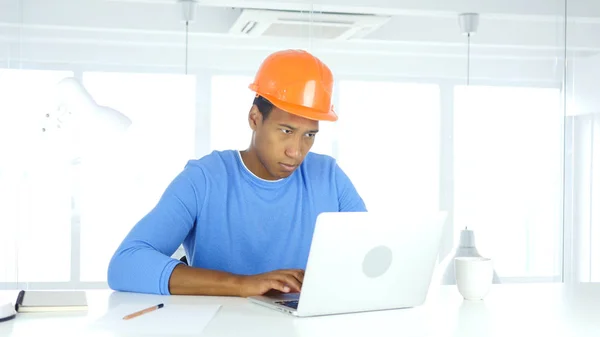 Ingeniero afroamericano trabajando en línea en la oficina —  Fotos de Stock