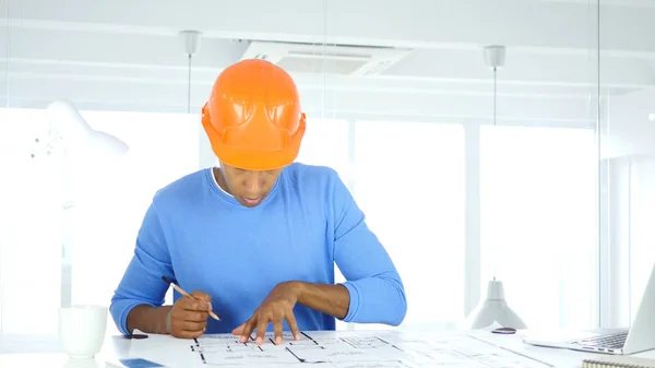 Építészeti mérnök dolgozik a Blueprint az irodájában — Stock Fotó