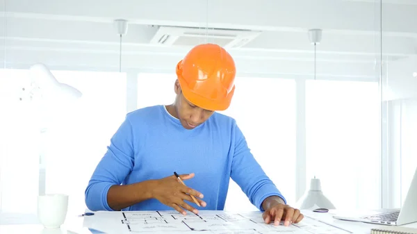 Ingénieur en architecture afro-américain travaillant sur le plan dans son bureau — Photo