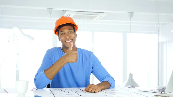 Thumbs Up van Afro-Amerikaanse burgerlijk ingenieur-architect op het werk — Stockfoto