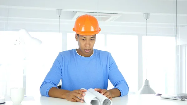 Architectural Engineer Holding Blueprint dans son bureau — Photo