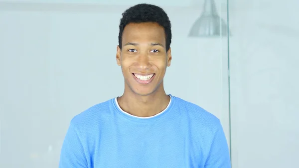 Retrato de un hombre afroamericano sonriente —  Fotos de Stock