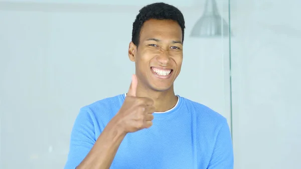 Duimen omhoog door gelukkige jonge Afro-Amerikaanse Man — Stockfoto