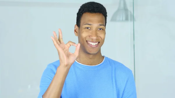 Okay Sign by Afro-American Man — Stock Photo, Image