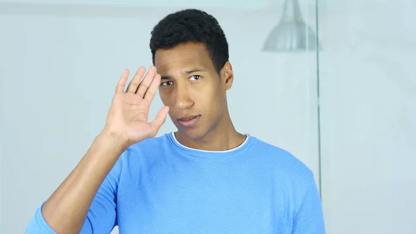 Hallo, zwaaien Hand jonge Afro-Amerikaanse Man — Stockfoto