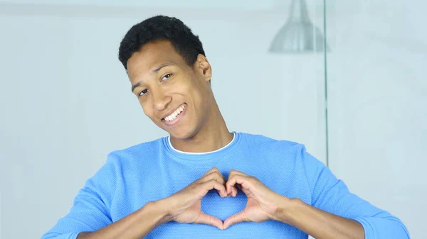 アフリカ系アメリカ人の男が愛の心のサイン — ストック写真