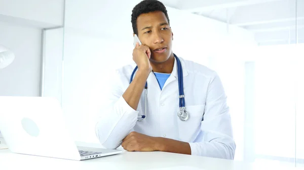 Médecin afro-américain parlant au téléphone à l'hôpital — Photo