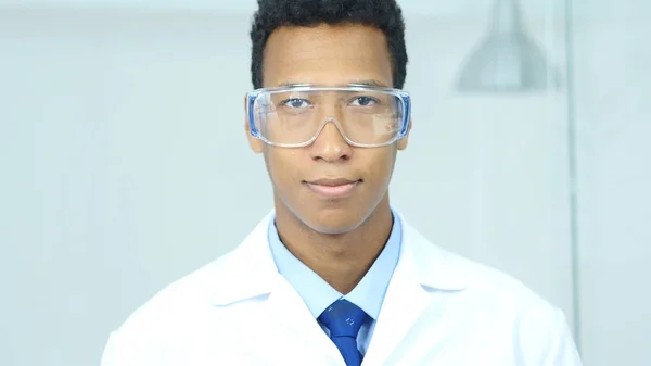 Gros plan du chercheur en recherche, docteur en lunettes de protection — Photo