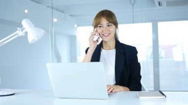 Evet, arama iş yerinde katılan genç erkek