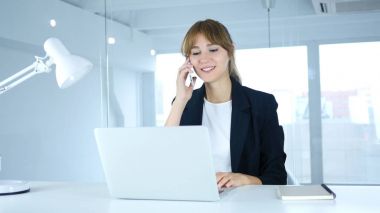 Telefonda, işyerinde genç kadın katılıyor çağrı söz