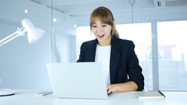 Genç erkek, sürpriz, dizüstü bilgisayarda çalışan hayran