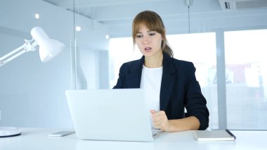 İş kaybı için tepki, kızgın genç erkek