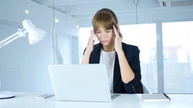 Baş ağrısı, gerginlik ve stres ile genç kadın