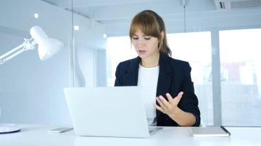 İş, genç kadın kaybı için tepki kızgın