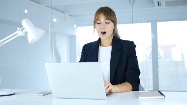 Şok, hayrete ve genç erkek merak