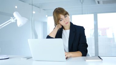 Boyun ağrısı, yorgun ile iş yerinde genç erkek