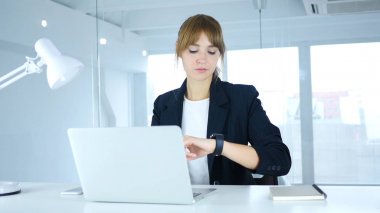 Genç kadın bekliyor, izlerken zamanında smartwatch toplantı için