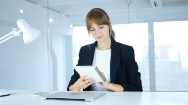 Genç kadın okuma Office Douments iş başında