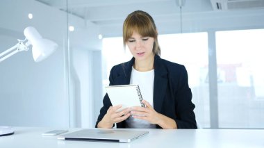 Paperwok, genç kadın okuma Office Douments iş başında