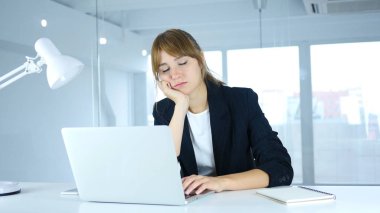 Genç kadın boyun ağrısı, iş yükü ile iş yerinde uyku