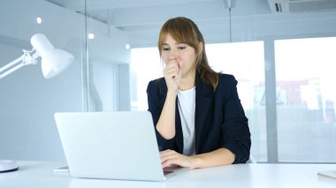 Genç kadın öksürük, öksürük ve boğaz boğaz