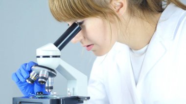 Kadın kimyacı, bilimsel açmaktadır laboratuvar mikroskop çalışan