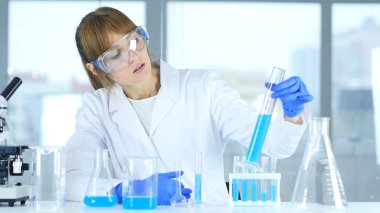 Kadın bilim araştırma ve reaksiyon laboratuvar iş