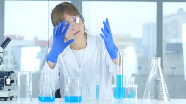 Laboratuvar, yeni ürün hayal kadın bilim adamı yaratıcı