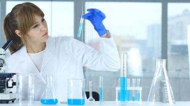Kadın bilim adamı Holding Test tüpü laboratuvar mavi Çözümle