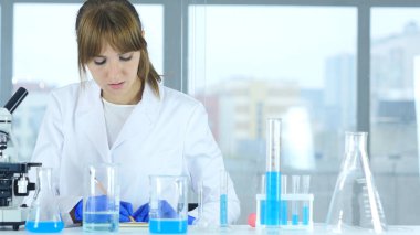 Kadın bilim adamı yazma ayrıntıları, laboratuvar araştırma sonucu