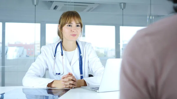 Médico feliz conversando com paciente na clínica, tratamento — Fotografia de Stock