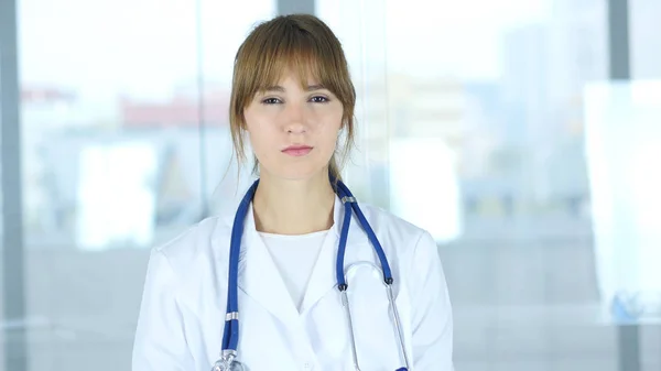 Retrato de médico feminino olhando para a câmera na clínica — Fotografia de Stock