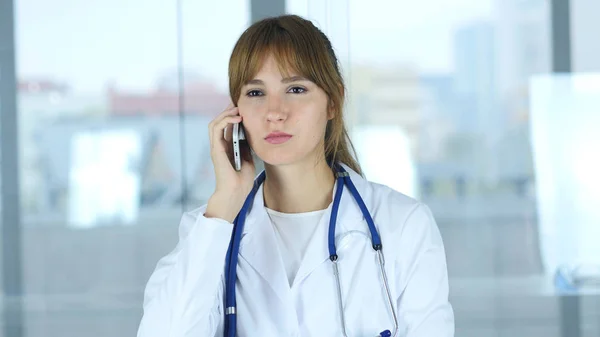 Kvinna läkare använda Smartphone i laboratorium — Stockfoto
