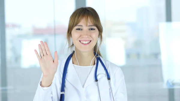 Primer plano de doctora haciendo video chat, vista de cámara web —  Fotos de Stock