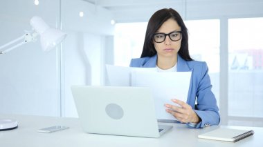 Genç işkadını okuma Douments iş, evrak