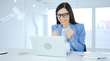 Genç kadın kutluyor başarı, heyecan yüksek düzeyde