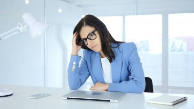 Sorunlar ve konular karşı karşıya düşüncelerinde, kayıp kadın