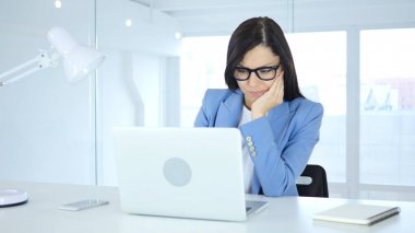 Yaratıcı kadın Lost in düşünceleri, yeni fikir planlama