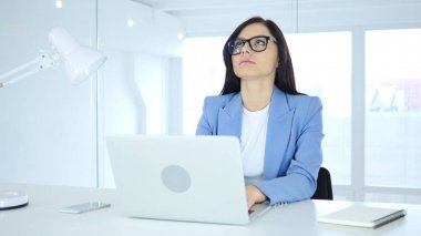 Düşünceli erkek yeni fikir planlama düşüncelerinde kaybetti