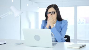 Şok, hayrete ve genç işkadını merak