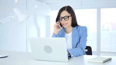 Evet, çağrı iş yerinde katılan genç işkadını