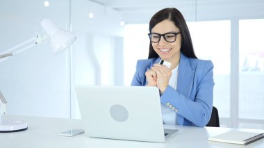 Başarılı çevrimiçi işlem, kredi kartı ile ödeme için heyecanlı