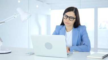 Kredi kartıyla ödeme başarılı çevrimiçi işlem için heyecanlı