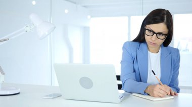 Genç işkadını yazılı olarak Office, belgeleri