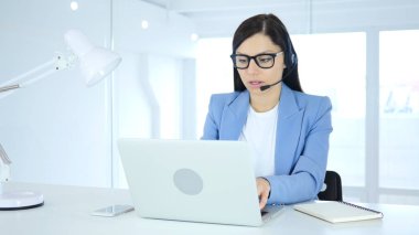 Bilgisayarda çalışan Arama Merkezi Kadını